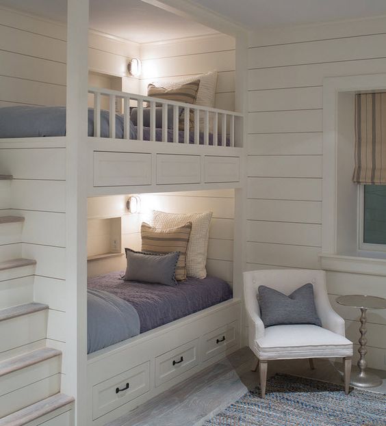 Установив в детской комнате двухъярусную кровать можно значительно увеличить ее полезную площадь