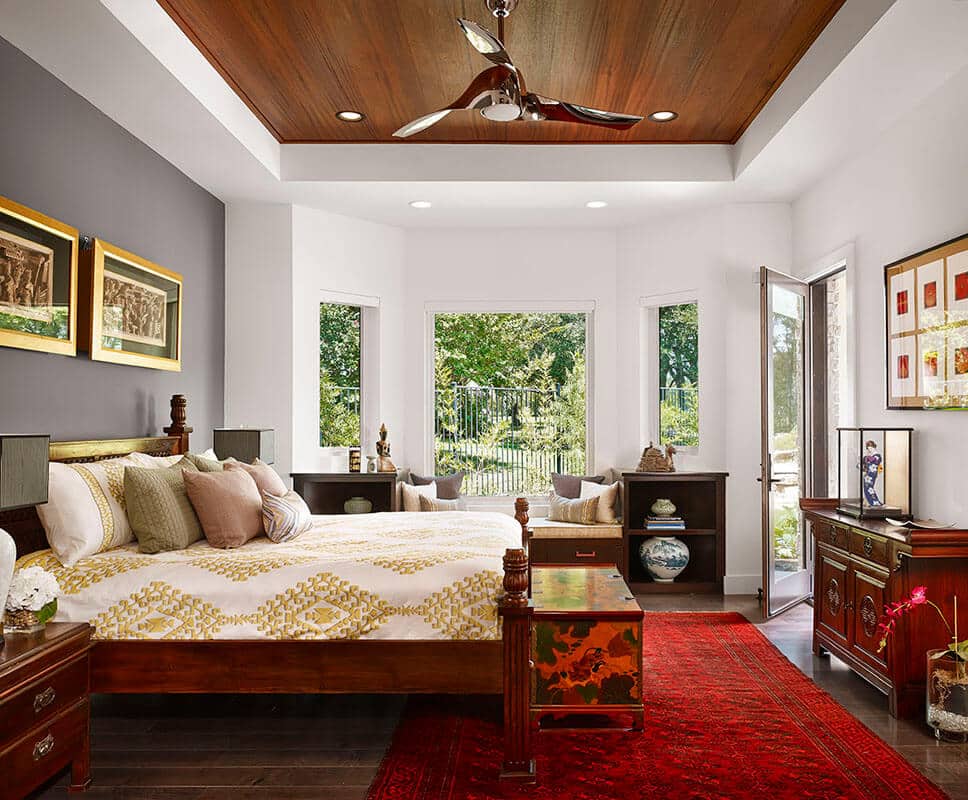 Присутствующие деревянные панели на потолке добавят комнате еще больше тепла и уюта