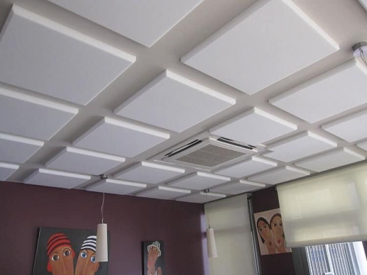 Система вентиляции воздуха искусно замаскировалась среди декоративных плит на потолке