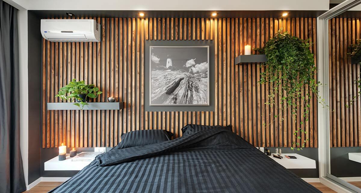 Оформить деревянными рейками можно не только потолок, но также и стену