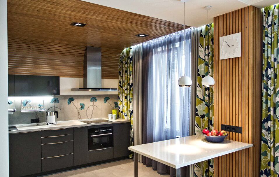 Прекрасно оформленный интерьер кухни с использованием деревянного реечного потолка