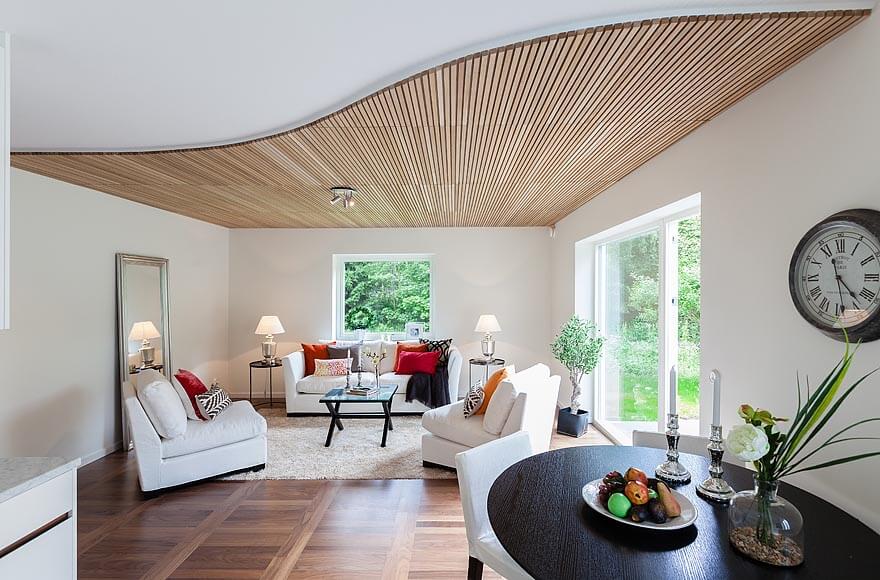 Чистый и белоснежный дизайн гостиной с применением натуральных материалов на потолке