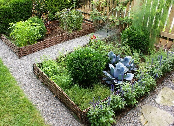 Правильно организованное ограждение придаст вашему саду красивый и ухоженный вид