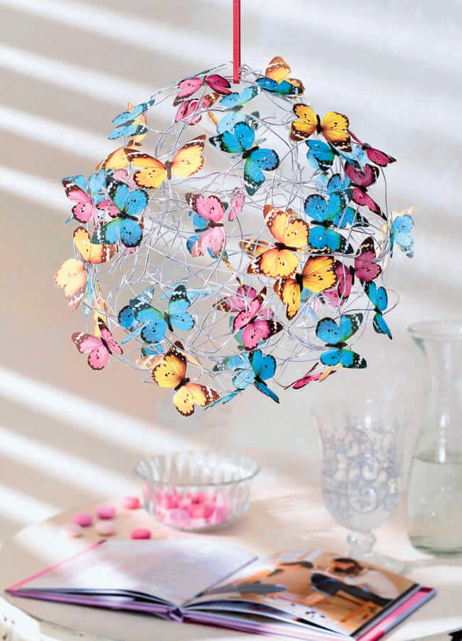 Оригинальный дизайн люстры из мягкой проволоки, декорированный красивыми бабочками