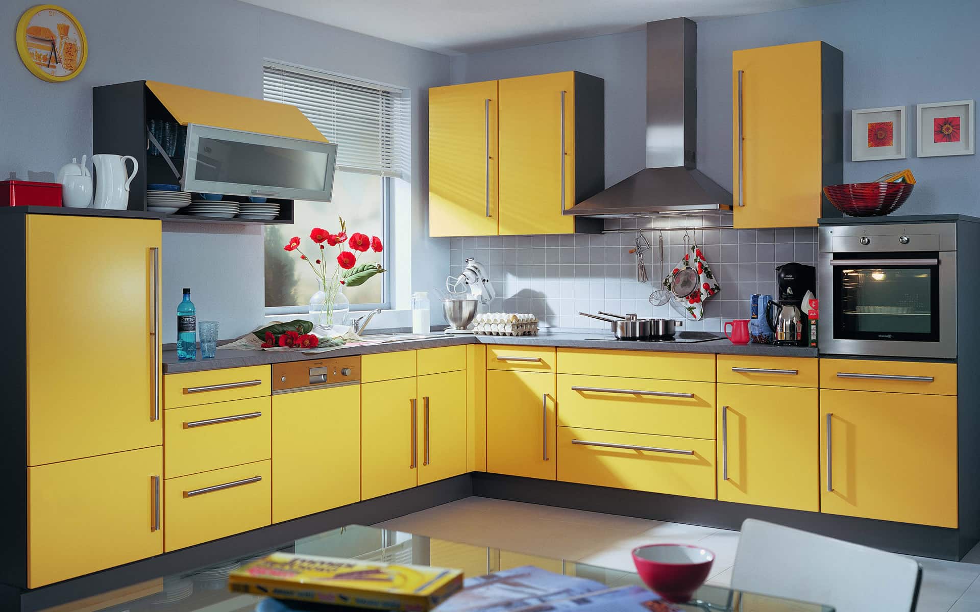 Желтый цвет, как и белый, способен поменять объём кухни, придавая интерьеру визуальную глубину