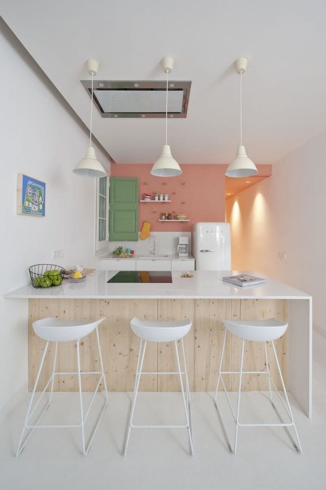 Подвесные светильники хорошо вписываются в интерьер маленькой кухни с высокими потолками