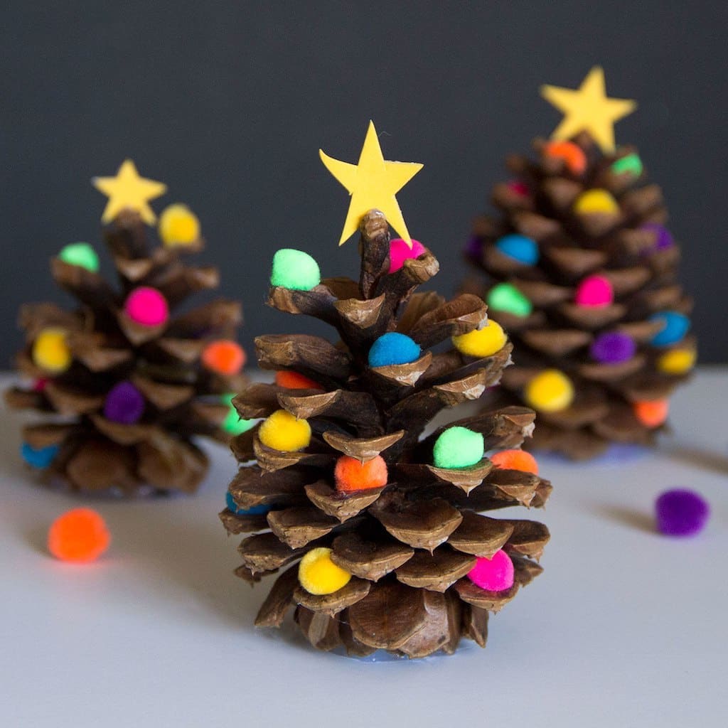 Чтобы разнообразить и украсить миниатюрную новогоднюю елочку можно использовать небольшие мягкие шарики для рукоделия
