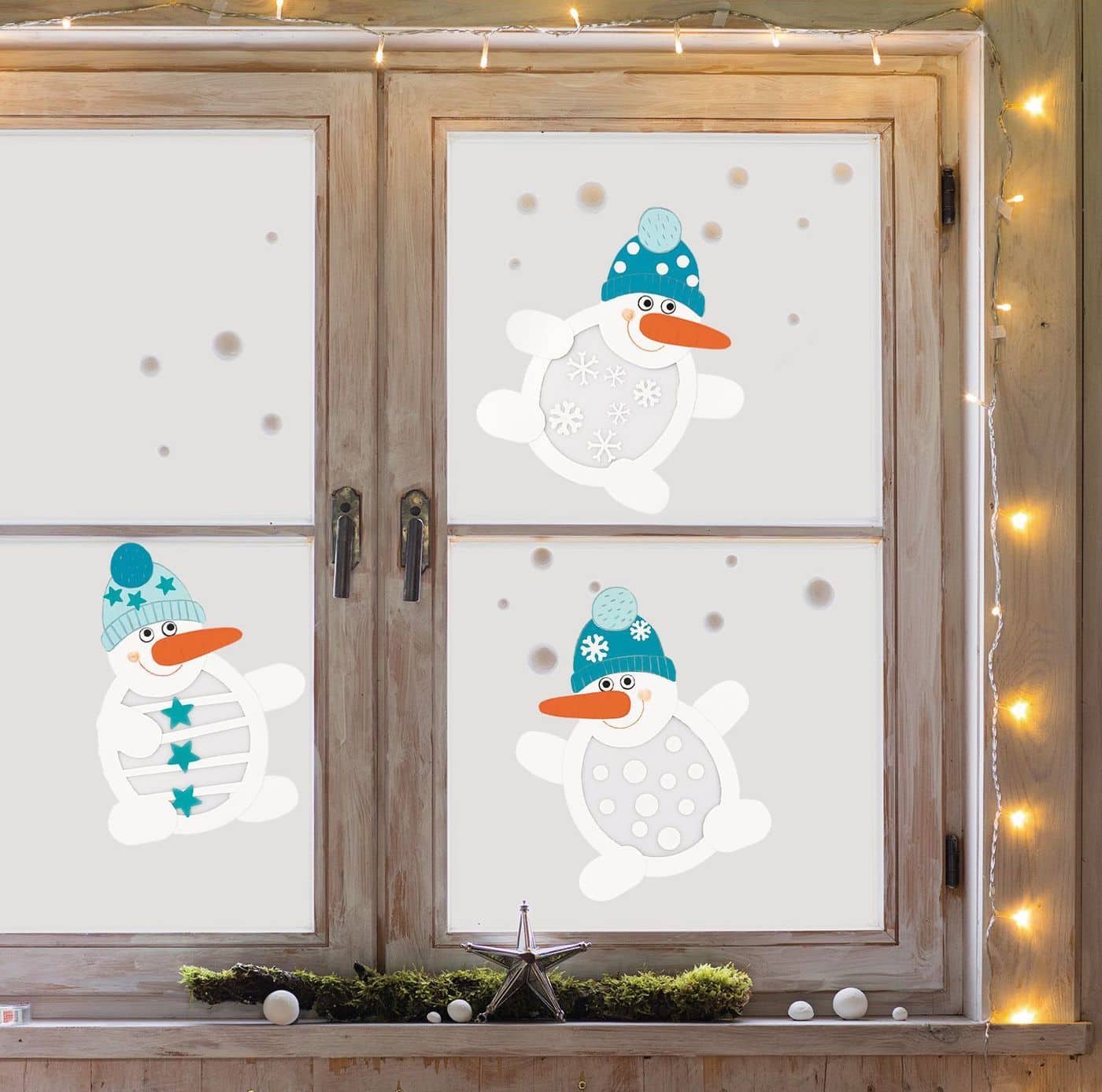 Красивая и весела новогодняя композиция с изображением забавных снеговиков на окне