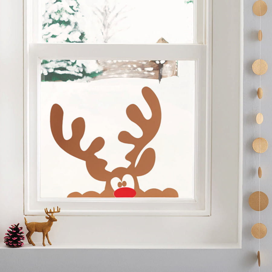 Иллюстрация оленя - неотъемлемый атрибут Нового года, так почему бы не разместить его на окне