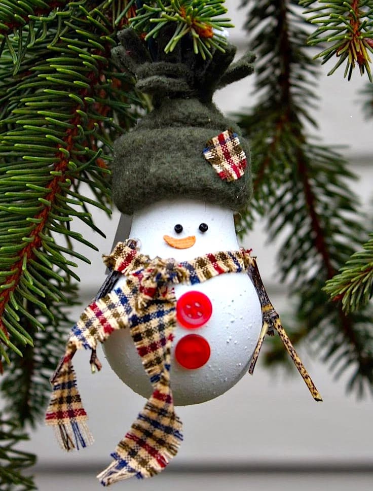 Веселый снеговик сделаный из обычной лампочки создаст атмосферу сказки на вашем любимом празднике