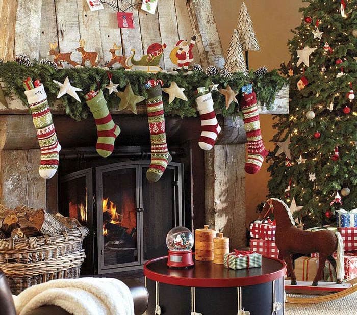 Рождественские носки на камине, в которых после полуночи обязательно появятся подарки