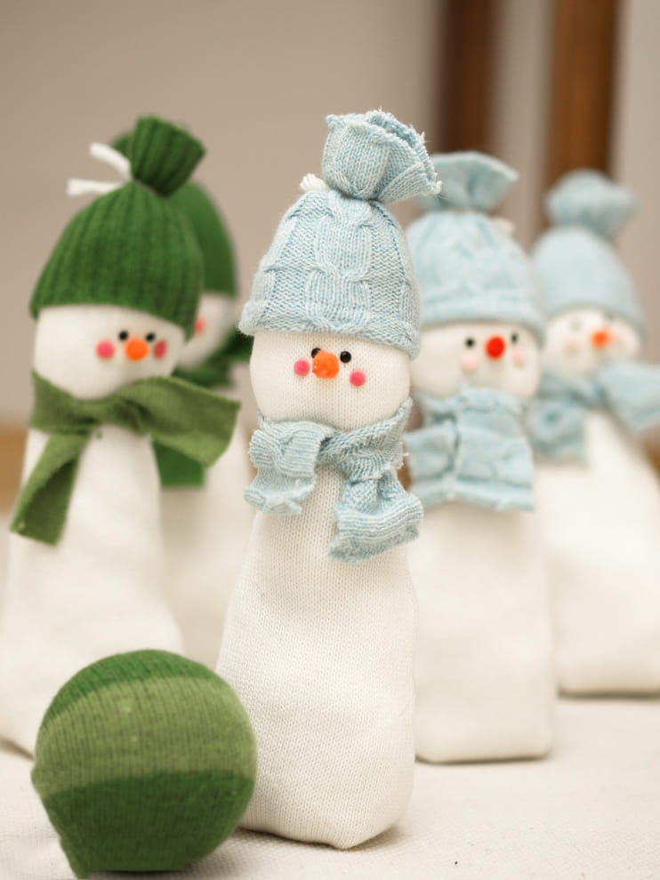 Причудливые снеговики изготовленные из кусочков ткани и мешковины