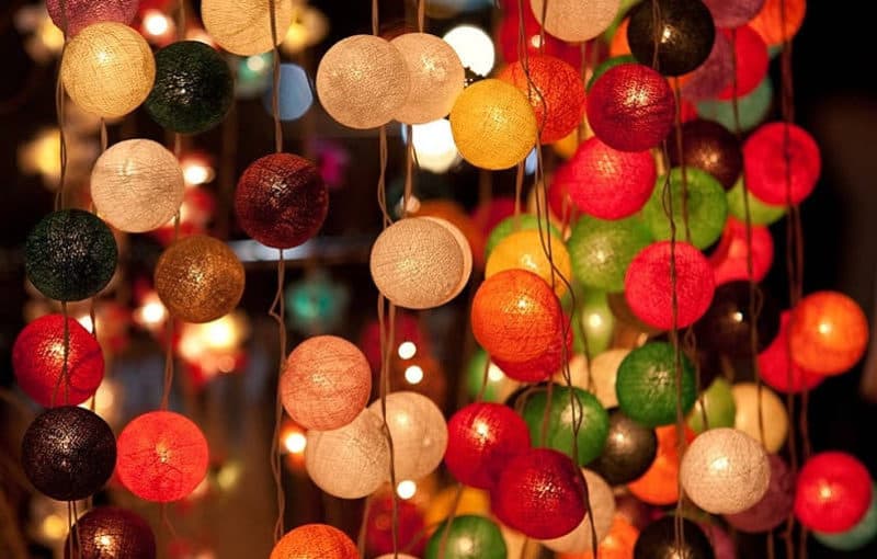 Вариантов новогоднего декора очень много, один из них - украшение дома разноцветными шарами