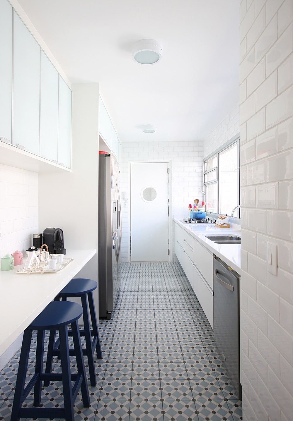 Чтобы сделать интерьер уютным, стильным и комфортным - дизайн-проект узкой кухни лучше разработать заранее
