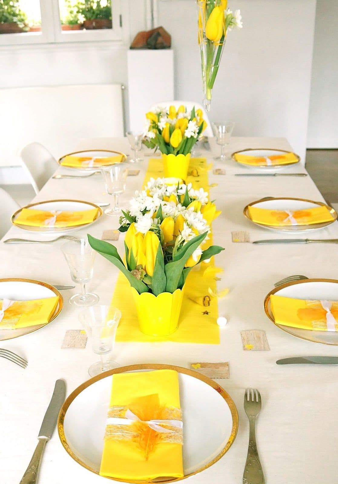 Желтый цвет салфеток и тюльпанов придадут особую атмосферу вашему праздничному столу