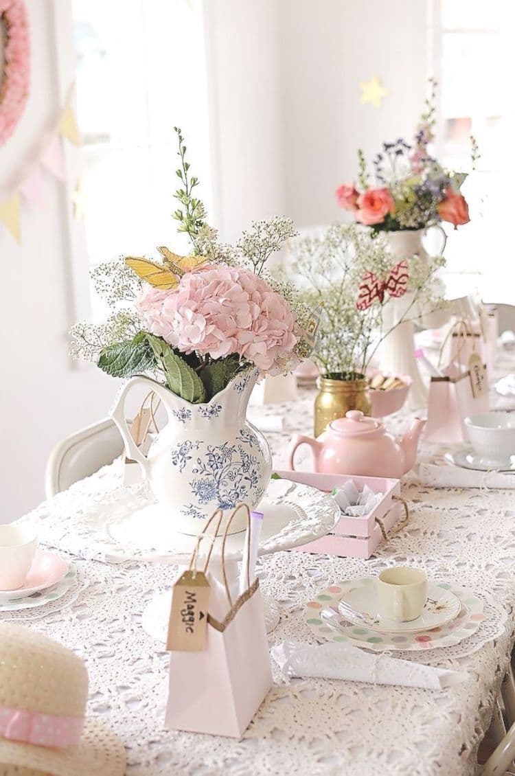 Роскошный и изящный декор стола в бело-розовом цвете