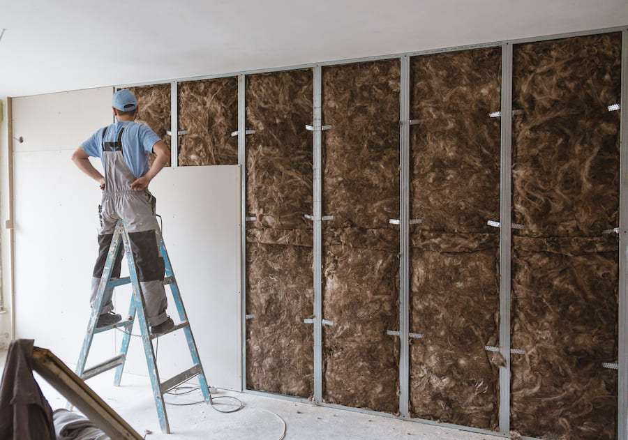 Качественное утепление стен дома изнутри позволит значительно сократить потери тепла