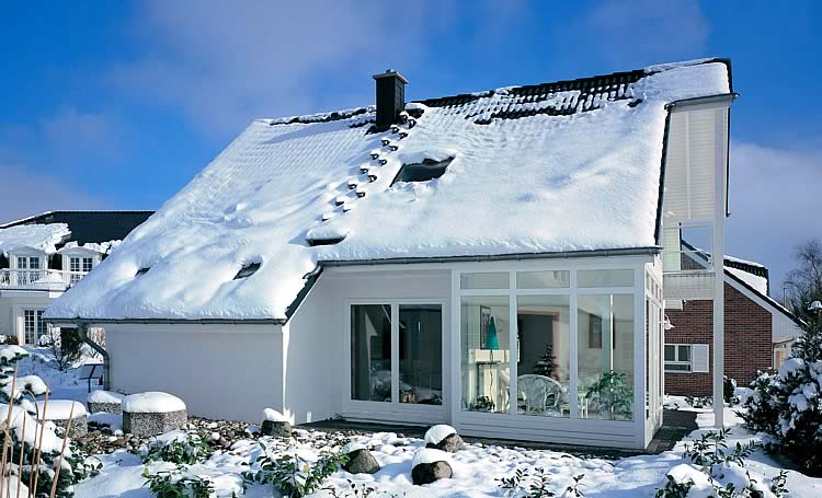 снег на крыше дома