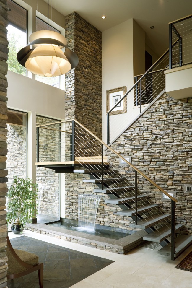 Стильная и элегантная металлическая лестница для гостиной