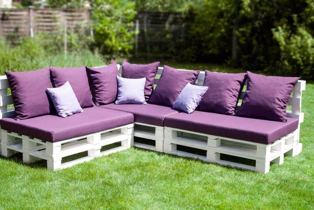 Оригинальный угловой диван из поддонов сделанный своими руками украсит ваш сад