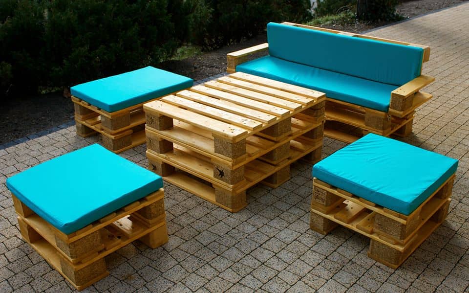 Украсив деревянные поддоны яркими подушками вы освежите их скучный дизайн