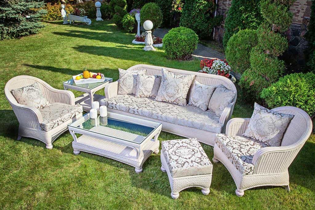 Белоснежная мебель из ротанга будет отлично смотреться в ярком и насыщенном окружении вашего сада