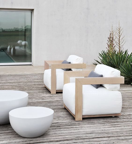 Чудесные деревянные кресла с белоснежными сиденьями украсят дизайн вашего сада