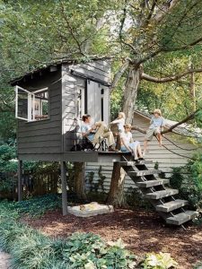 Из чего лучше делать детский домик на дереве