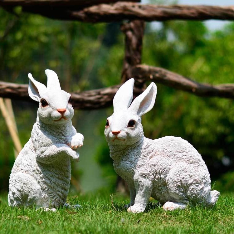 Декоративные садовые фигурки в виде двух забавных кроликов добавит индивидуальности вашему саду