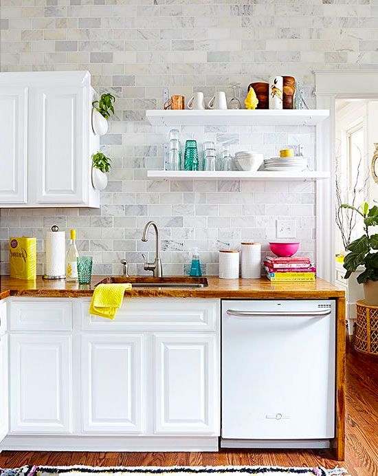 Керамической плиткой можно оформить, как сам фартук, так и всю стену на кухне. Оба варианта прекрасно впишутся в любой интерьер