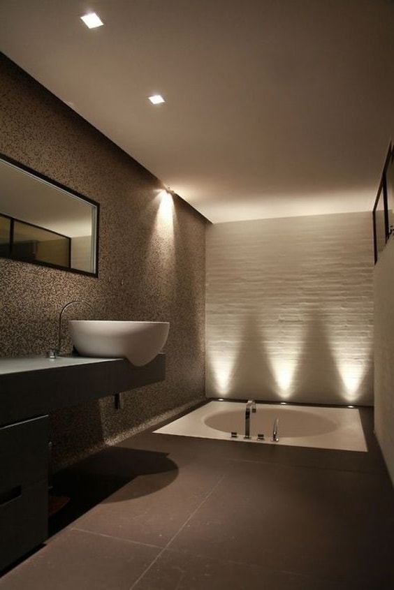 Красивый интерьер ванной комнаты с продуманным освещением