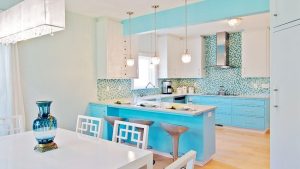 Красивый интерьер кухни в бело-голубой гамме