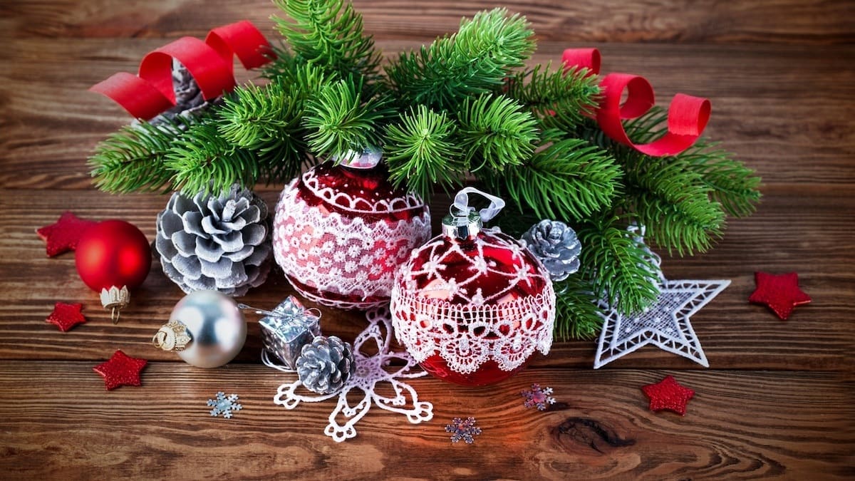 Сосновая ветка украшенная шишками - очень популярный элемент новогоднего декора
