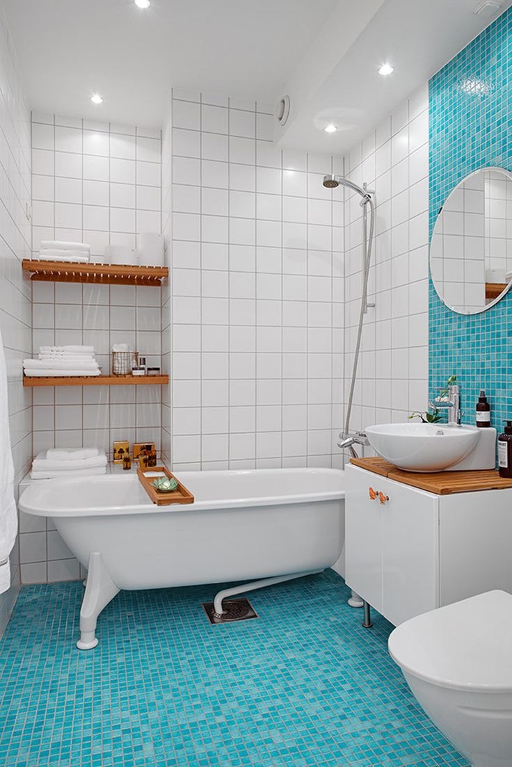 Светлые тона ванной не только более выгодно преподносят яркие цвета, но и позволяют использовать в помещении минимальное количество осветительных приборов