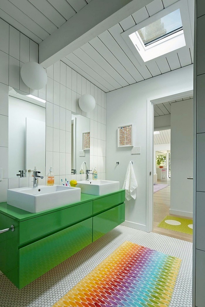 Яркий коврик на полу в ванной будет всегда заметен. Он добавит интерьеру цветового разнообразия и фруктового позитива