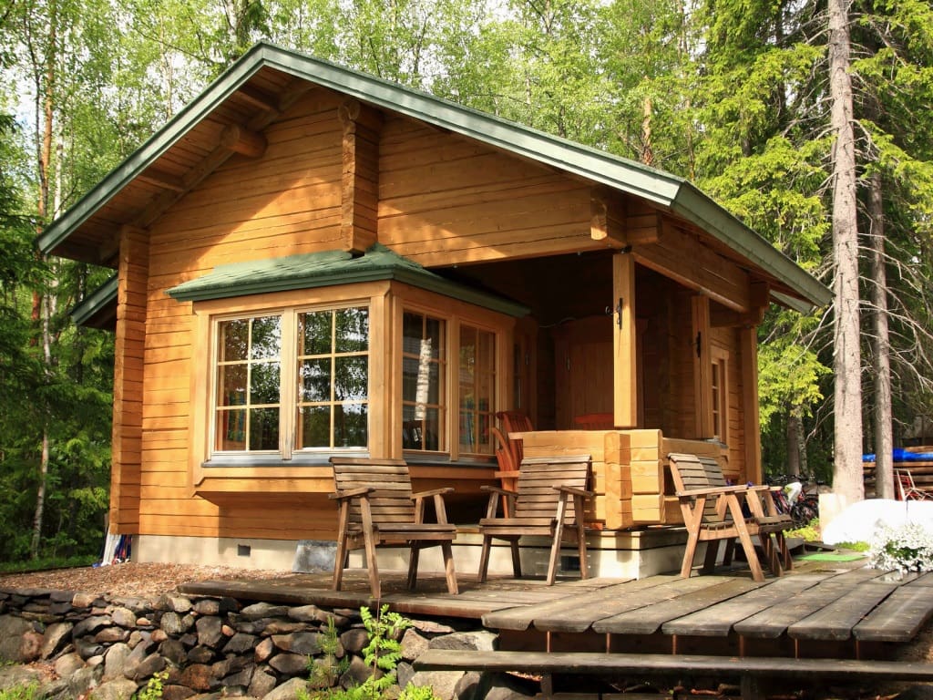 Небольшой деревянный дачный дом является оптимальным решением для сезонного отдыха