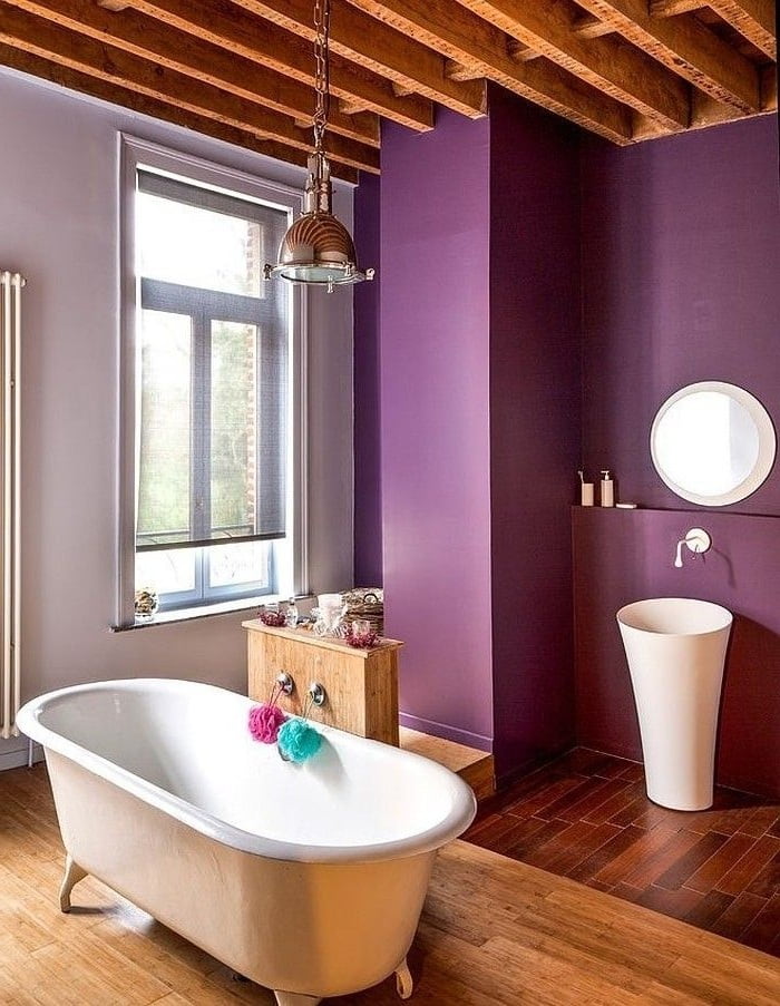 Фиолетовый цвет - является прекрасным фоном для белой сантехники, начиная от ванной, заканчивая раковиной