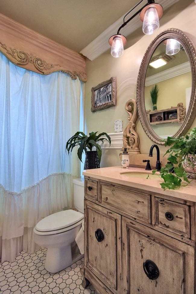 Использование лепнины и старинных вещей в интерьере ванной комнаты в стиле прованс является неотъемлемым атрибутом деревенского стиля