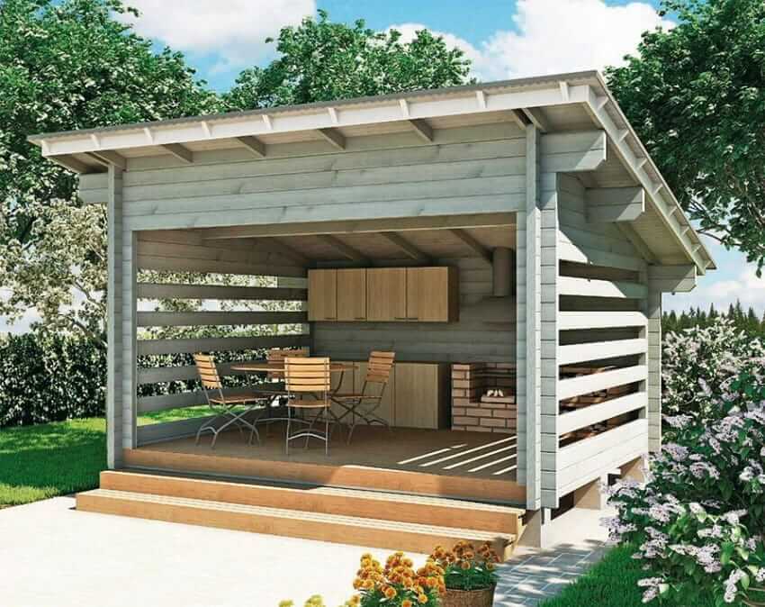 Небольшая деревянная летняя кухня с односкатной крышей