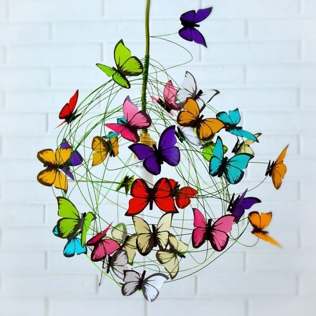 Светильник украшенный цветными бабочками обеспечит вам хорошее настроение