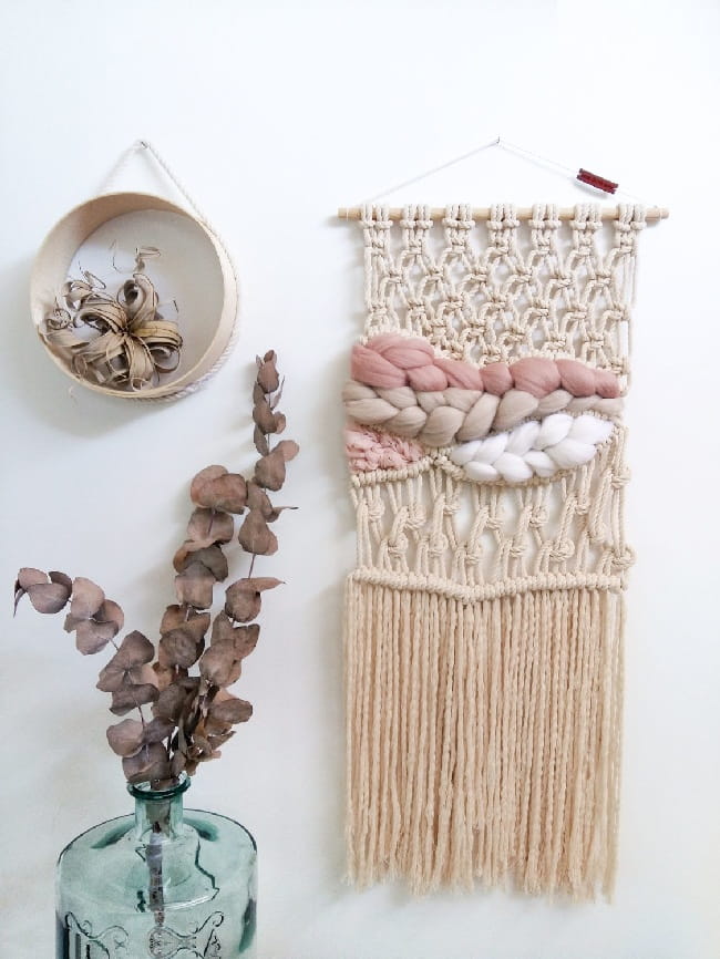 Вязаное панно - хорошая идея для декора стен