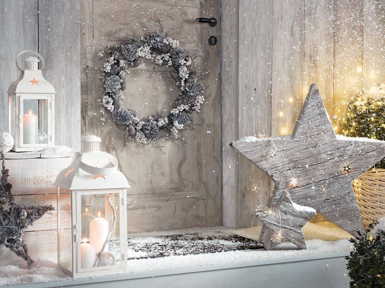 Украшение входной двери венком из шишек - простой и интересный вариант новогодней декорации