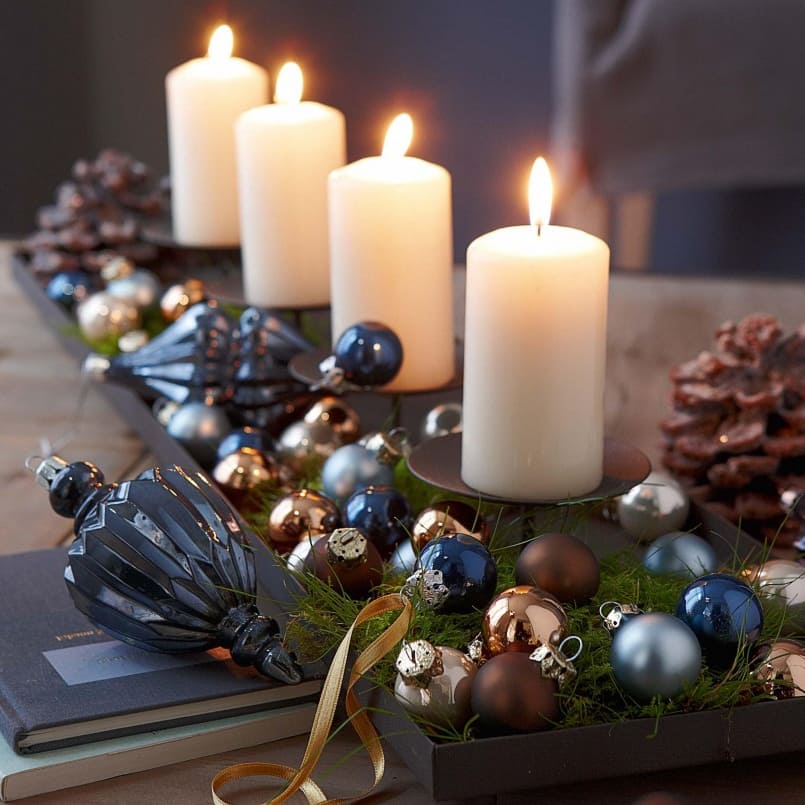 Ароматические свечи, украшенные елочными украшениями, послужат хорошим дополнением к новогоднему столу