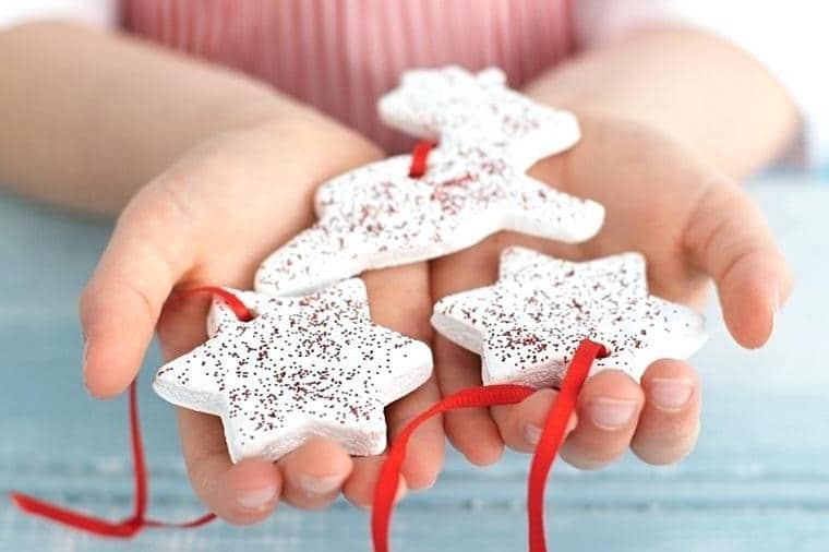 Изготовление новогодней гирлянды своими руками - процесс относительно простой, справиться с которым сможет даже маленький ребенок