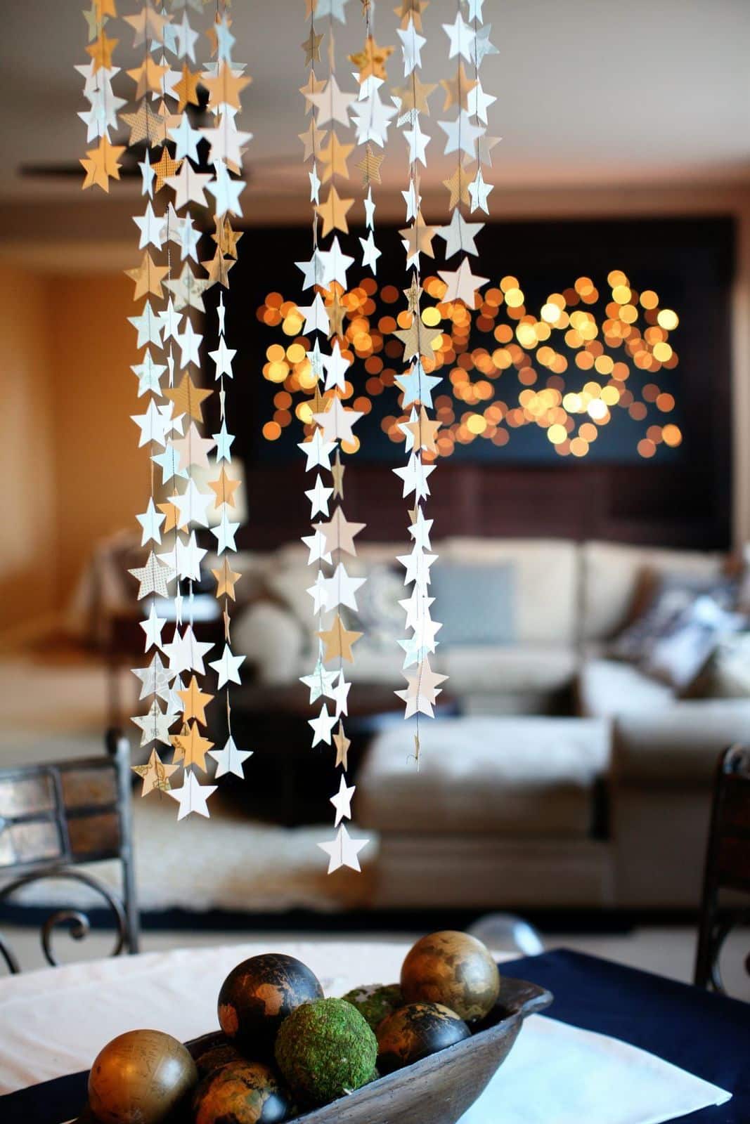 Гирлянда из бумажных звезд - отличный вариант для украшения гостиной к Новому году