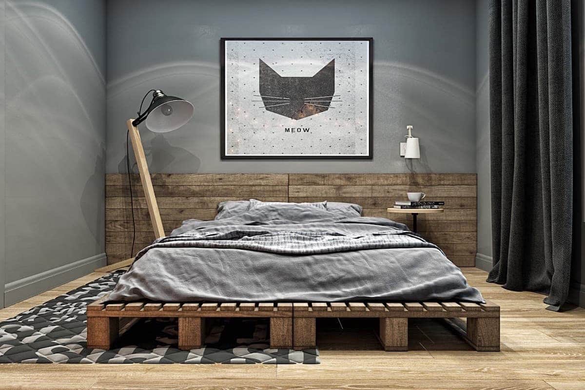 кровать на деревянных поддонах