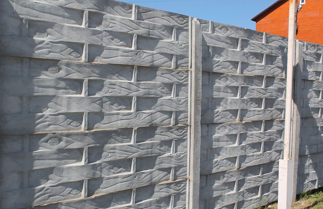 Забор из бетона практичен и долговечен, при не этом не требует особого ухода 