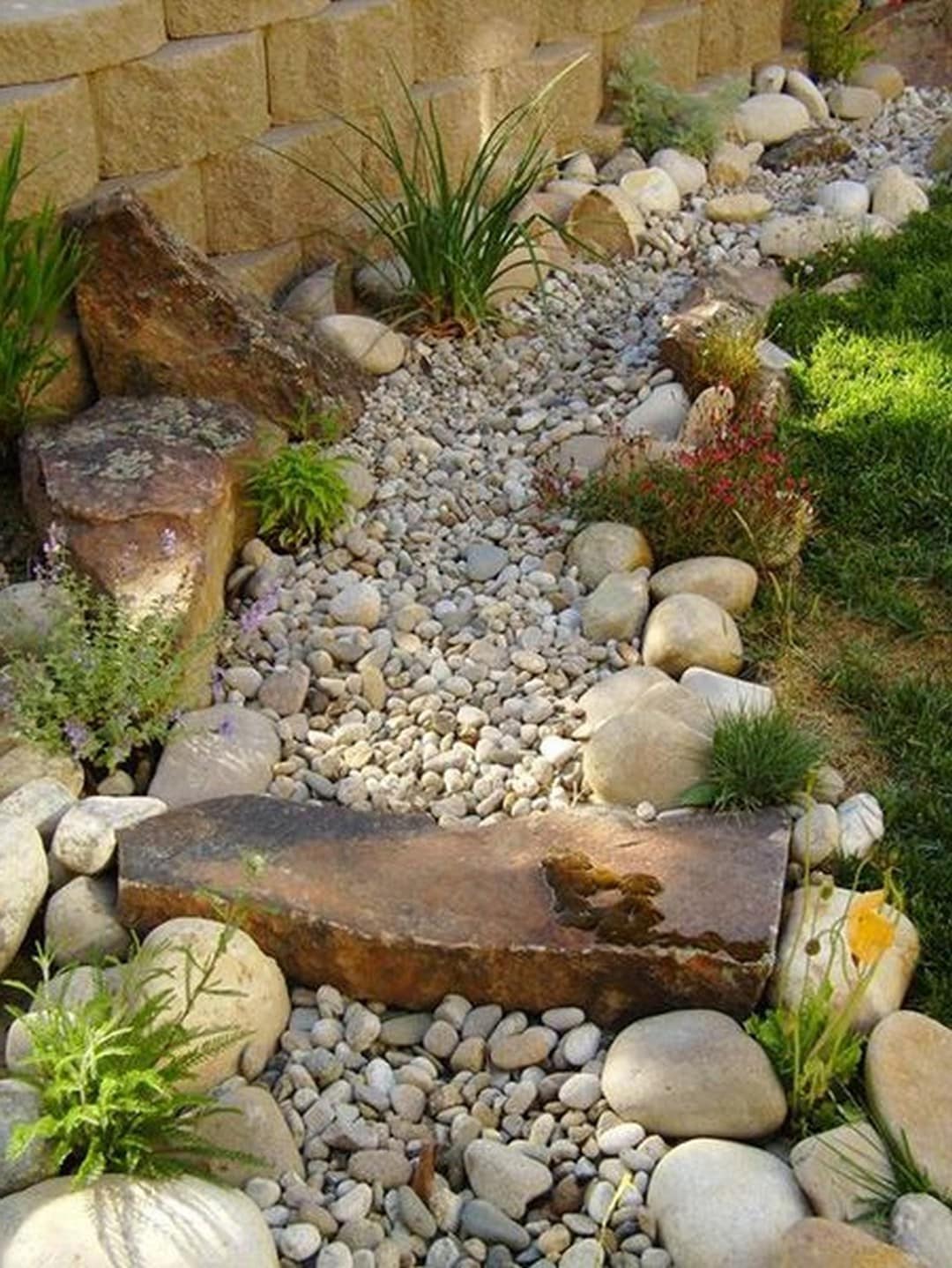 Классический вариант сухого ручья из камней большого и маленького размера