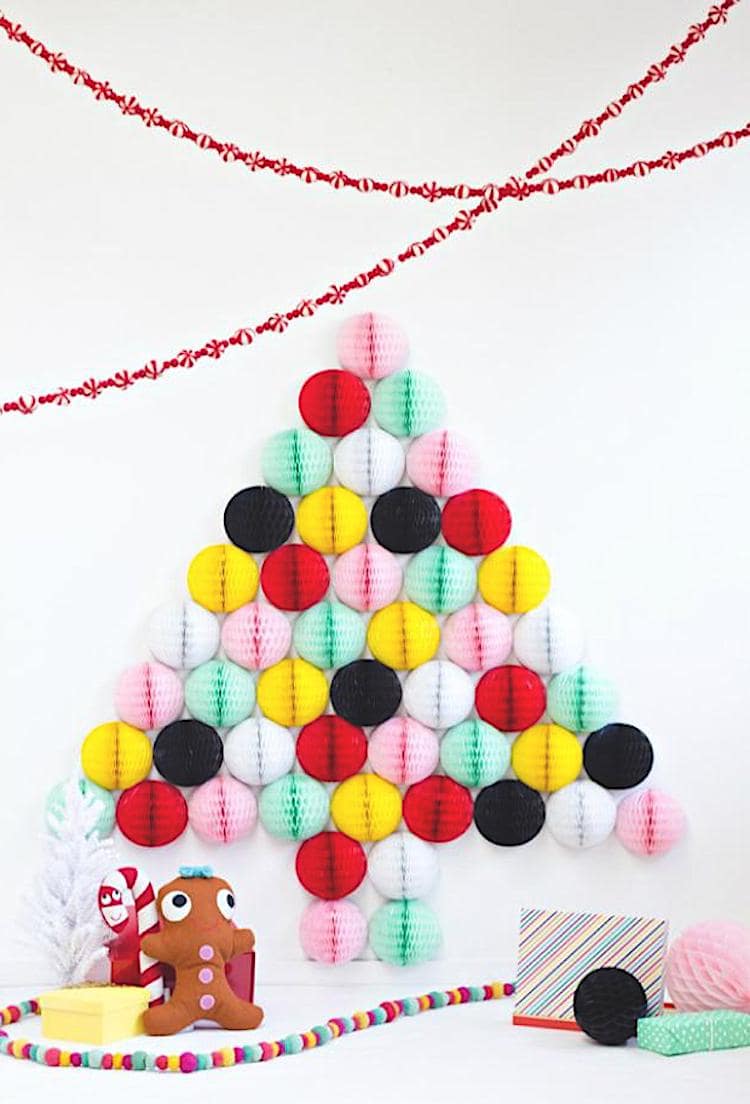 Экзотический вариант новогодней елки из бумажных шаров