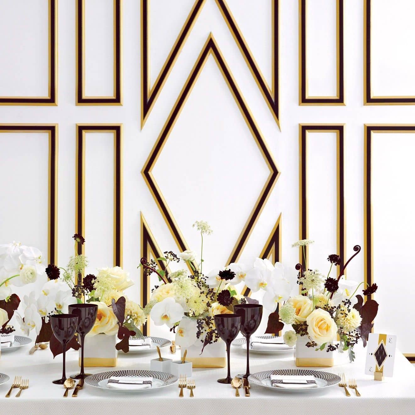 Симпатичные фужеры в темно-коричневом цвете – эффектное дополнение праздничного стола
